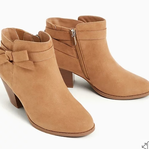 👣🤣TORRID Beige Faux Suede Side Bow☀️ Booties☀️ - Picture 3 of 7